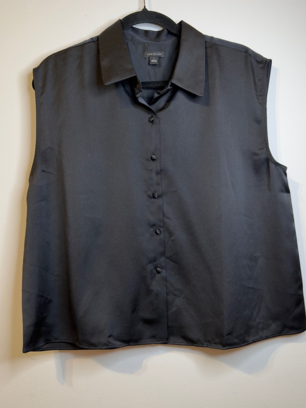Ann Taylor Black Sleeveless Satin Button-Front Blouse